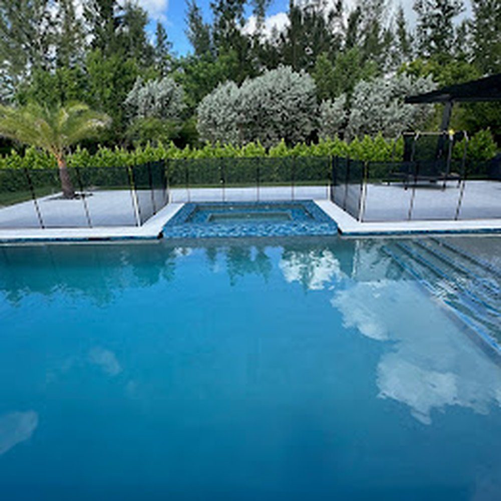 Água azul e clara da piscina emoldurada por um deck de pavers claros
