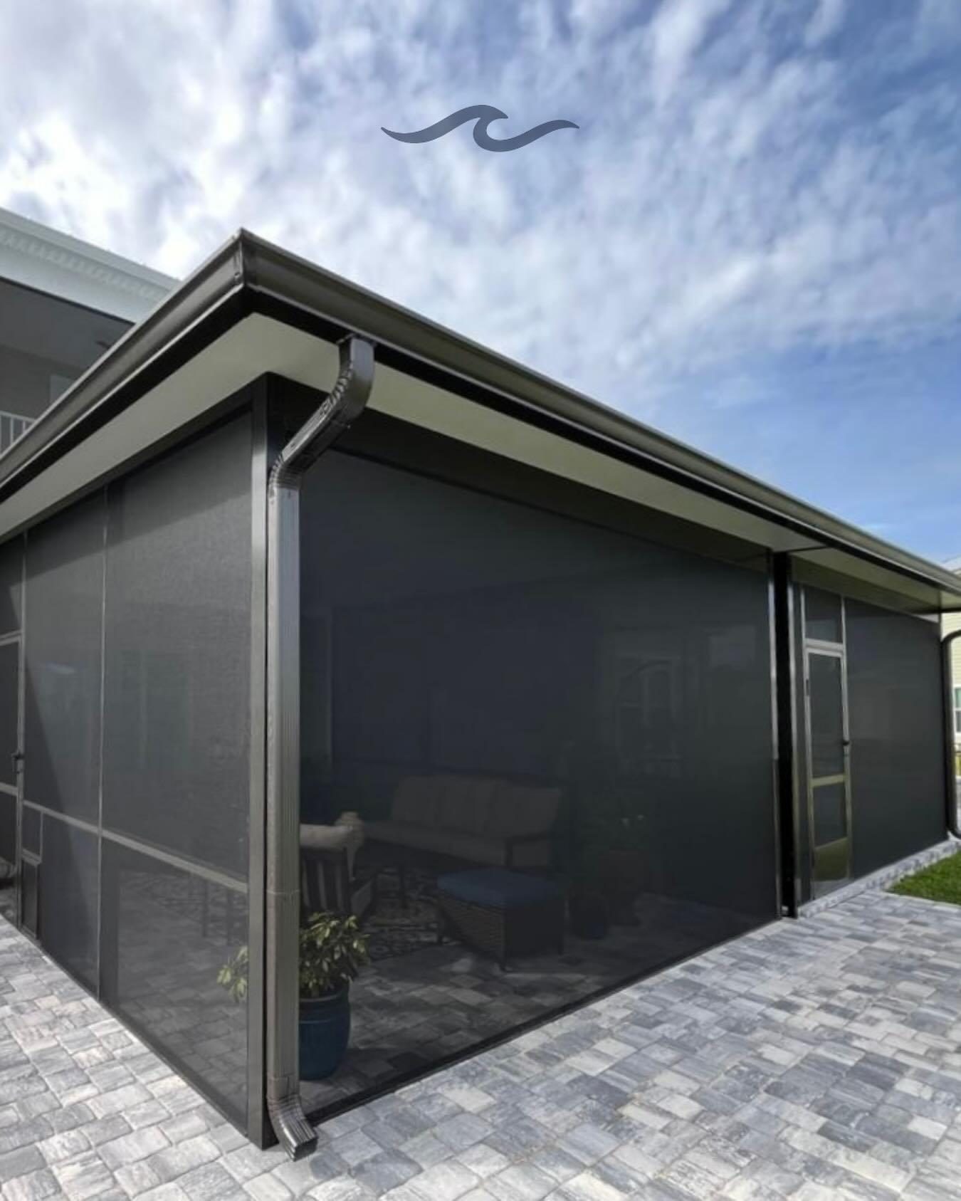 Screen enclosure panorámico construido por Marblu sobre un patio de Florida