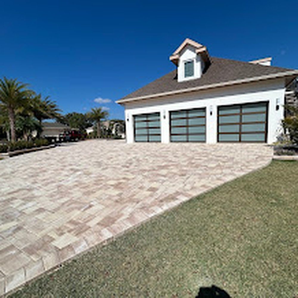 Amplia entrada de pavers instalada por Marblu en una residencia de Florida